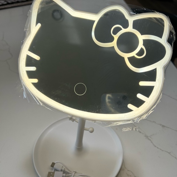 Hello Kitty Table Lamp Makeup Mirror - Picture 1 of 5